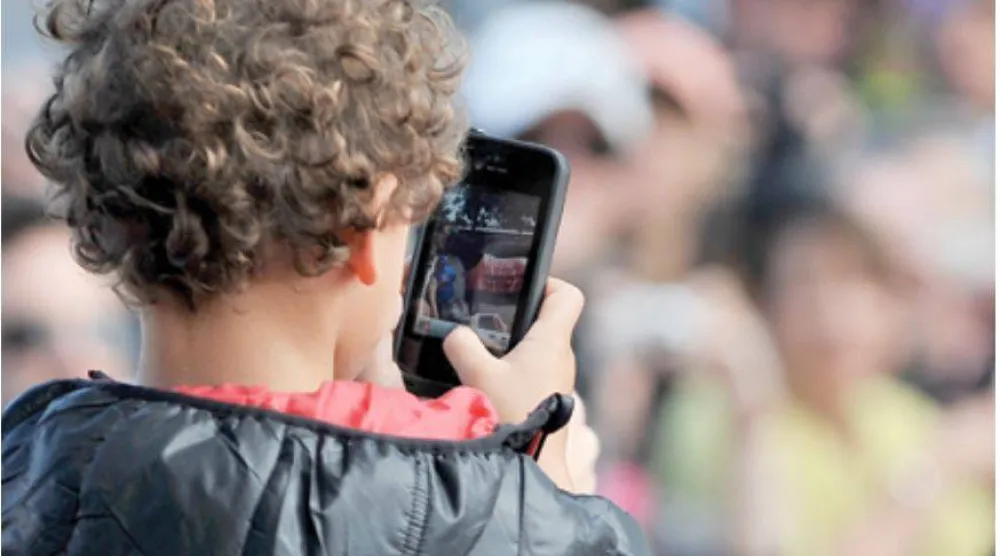 يؤثر استخدام الأطفال للهواتف على النوم وصحتهم العقلية (أرشيفية-أ.ف.ب)