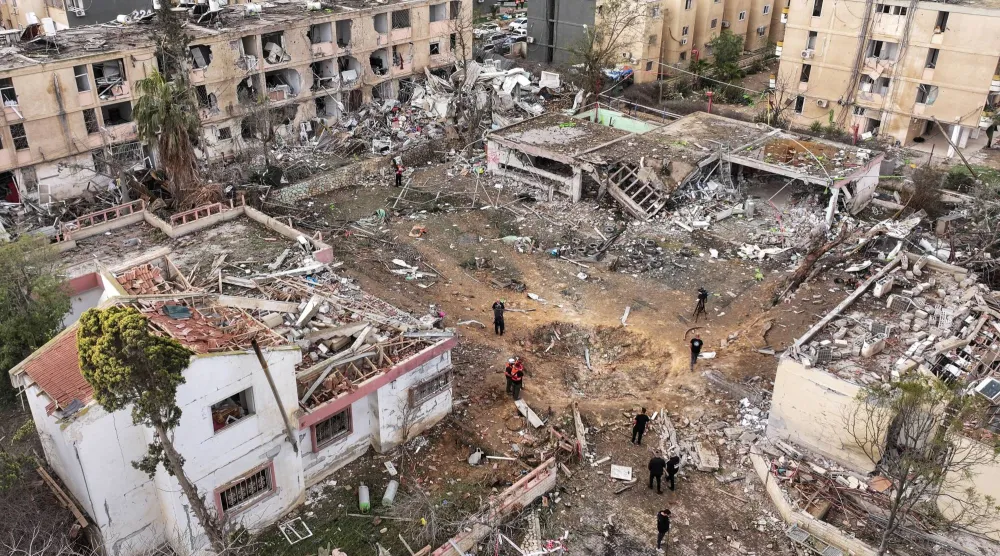 جانب من الدمار جراء الهجوم الإيراني على ديمونة السبت (رويترز)