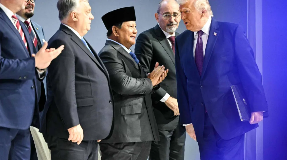 الرئيس الأميركي دونالد ترمب يمر بجانب رئيس الوزراء المجري فيكتور أوربان والرئيس الإندونيسي برابوو سوبيانتو ووزير الخارجية الأردني أيمن الصفدي قبيل اجتماع «مجلس السلام» على هامش الاجتماع السنوي للمنتدى الاقتصادي العالمي في دافوس (أ.ف.ب)