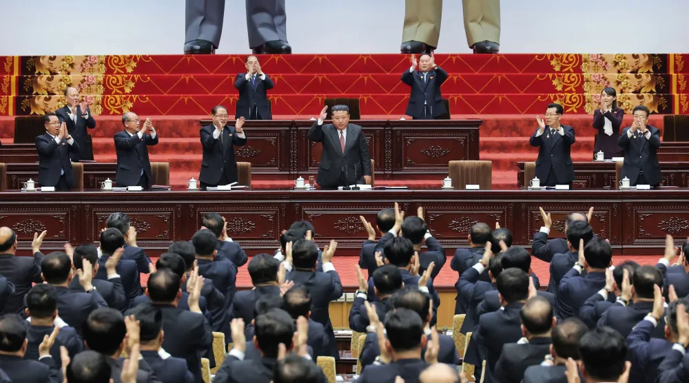 الزعيم الكوري الشمالي كيم جونغ أون (وسط) وهو يحضر الجلسة الأولى للجمعية الشعبية العليا الخامسة عشرة في قاعة «مانسوداي» في بيونغ يانغ (أ.ف.ب)