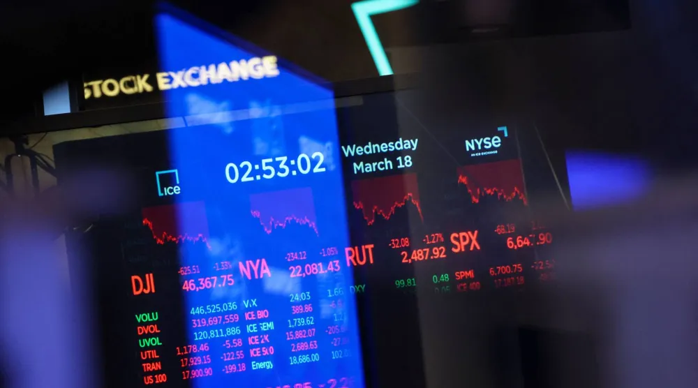 رموز الأسهم وأرقام السوق على شاشة في قاعة بورصة نيويورك (أ.ف.ب)