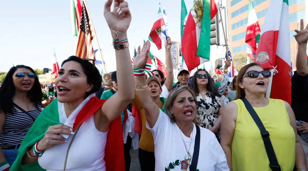 إيرانيون – أميركيون يرفعون لافتات ويرددون هتافات خلال مظاهرة ضد النظام الإيراني في لوس أنجليس الأحد (أ.ب)