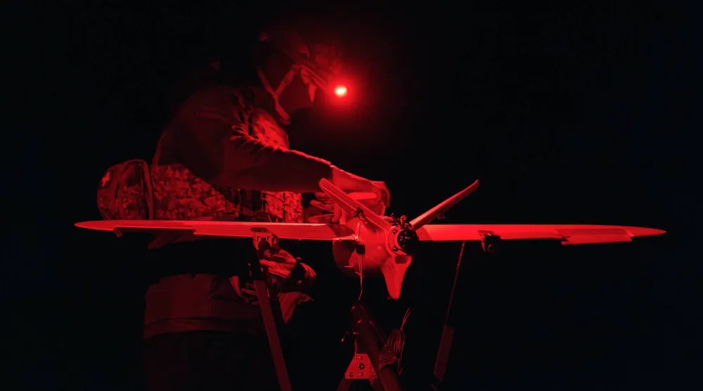 جندي أوكراني من اللواء 127 يطلق مسيَّرة للبحث عن مسيَّرات هجومية روسية في الجبهة الأمامية بمنطقة خاركيف 13 مارس 2026 (أ.ب)