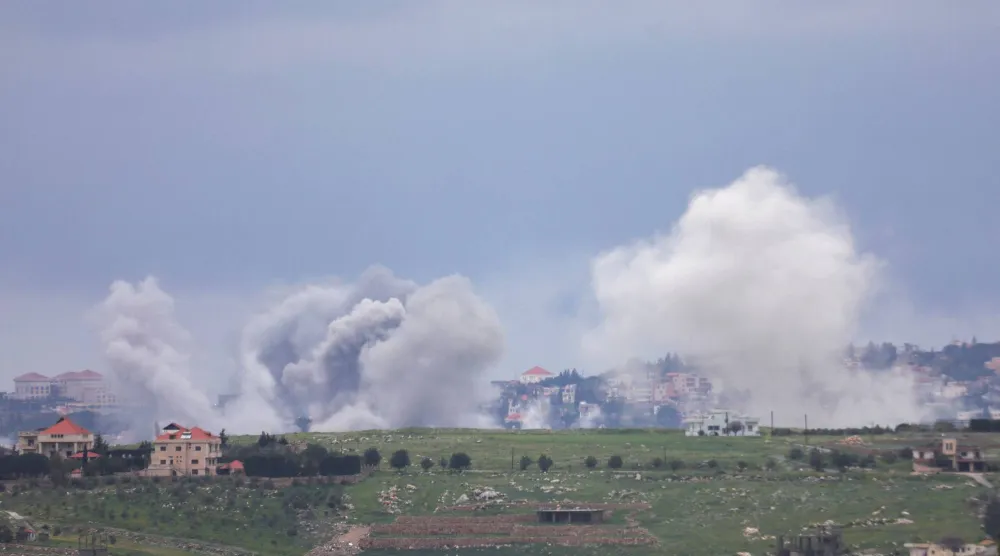 تصاعد الدخان عقب غارة إسرائيلية على جنوب لبنان (رويترز)