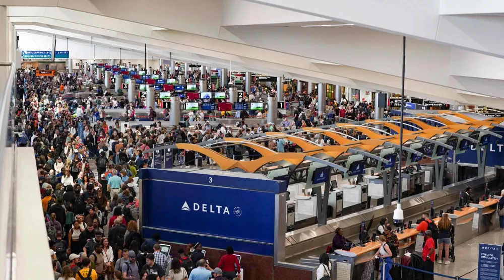مسافرون ينتظرون في مطار أتلانتا في 23 مارس 2026 (أ.ف.ب)
