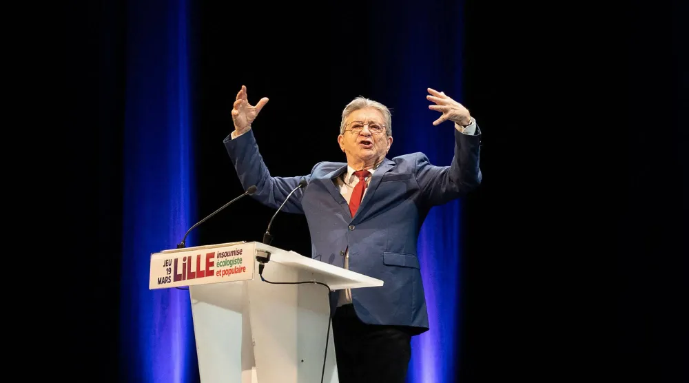 جان لوك ميلونشون زعيم حزب «فرنسا الأبية» خلال خطاب له في مدينة ليل (شمال) في 19 مارس إبان الحملة الانتخابية (أ.ف.ب)