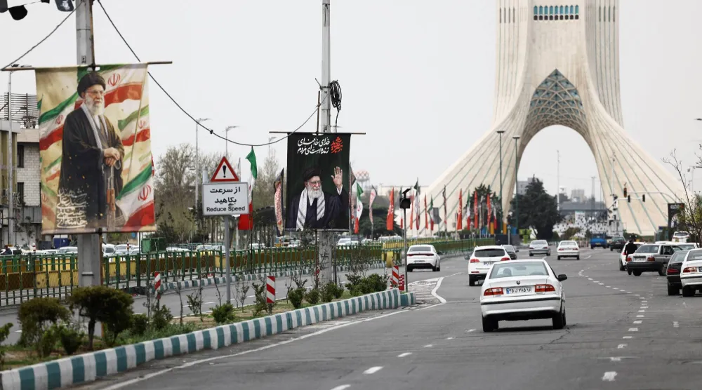 تُعرض لافتات تحمل صورة المرشد الإيراني الراحل علي خامنئي في أحد شوارع طهران وسط التوتر القائم بين الولايات المتحدة وإسرائيل وإيران (رويترز)