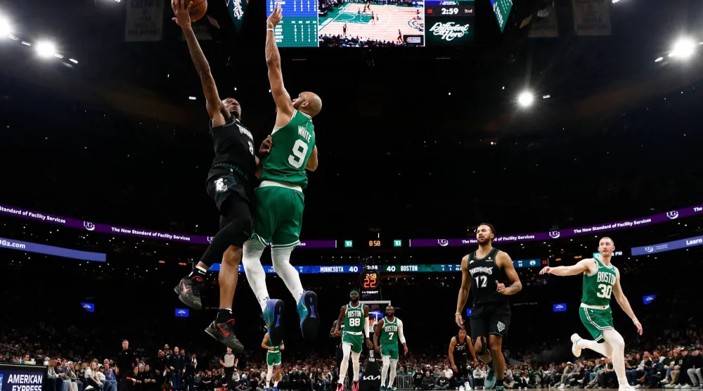 تمبروولفز رفع رصيده إلى 44 فوزاً و28 خسارة في المركز السادس (أ.ف.ب)