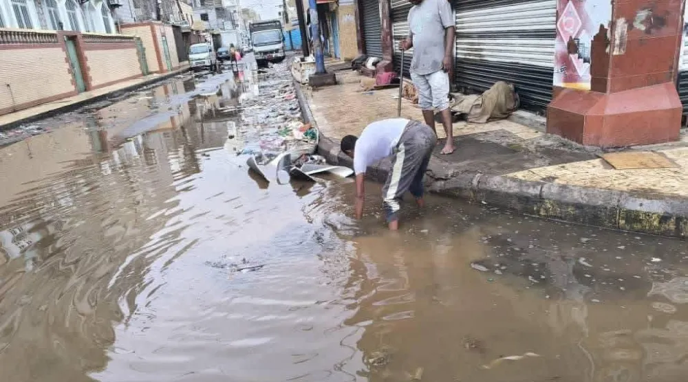 سكان عدن أفاقوا على شوارع غمرتها مياه الأمطار (إعلام محلي)