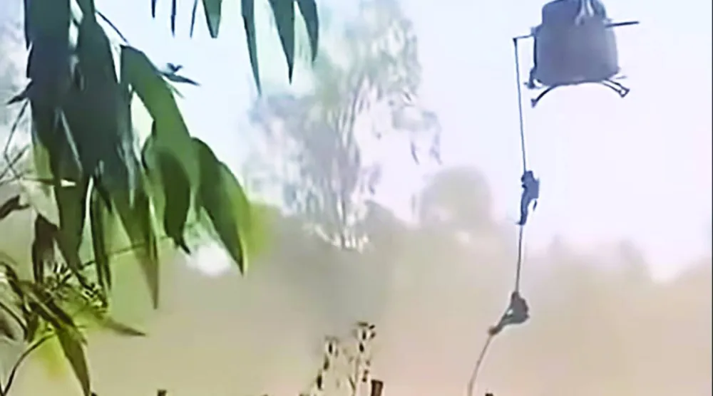 جنود من جيش مالي خلال إنزال لمطاردة مسلحين من «القاعدة» في إحدى الغابات (أرشيفية - إعلام محلي)