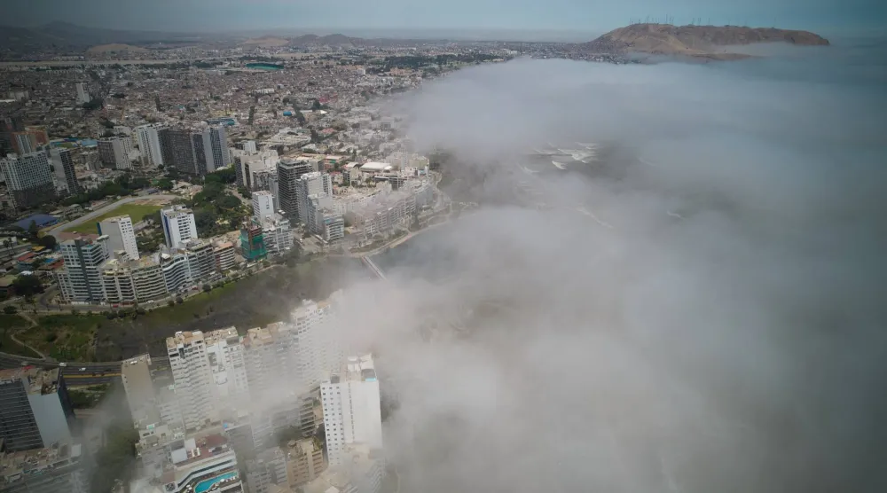 الضباب يُغطي المحيط الهادئ بالقرب من حي بارانكو في ليما (أ.ب)