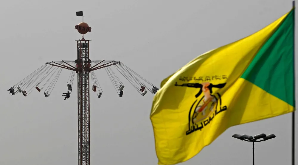 عَلم لـ«كتائب حزب الله» في بغداد 21 مارس الحالي مع إعلان الجماعة هجمات ضمن الحرب بين إيران والولايات المتحدة (أ.ف.ب)