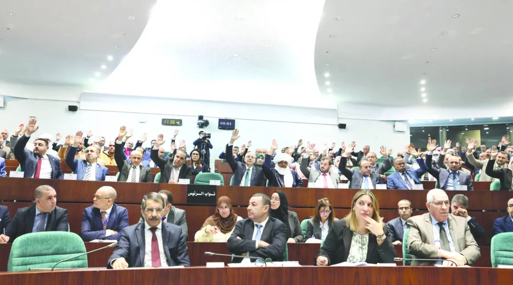 جانب من جلسة مصادقة النواب على حزمة قوانين الإصلاحات (أرشيفية - البرلمان الجزائري)
