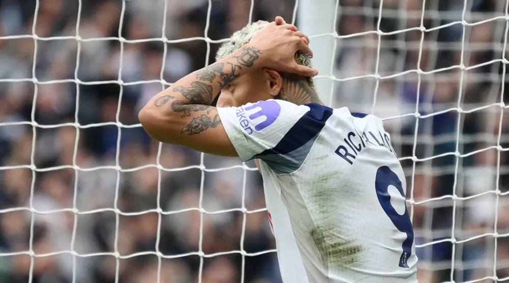 هل يتفادى مسؤولو النادي هبوطاً سيكون الأول منذ 1977 (رويترز)