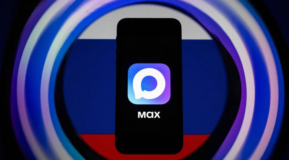 شعار تطبيق المراسلة الروسي «ماكس» معروض على هاتف ذكي (أ.ف.ب)