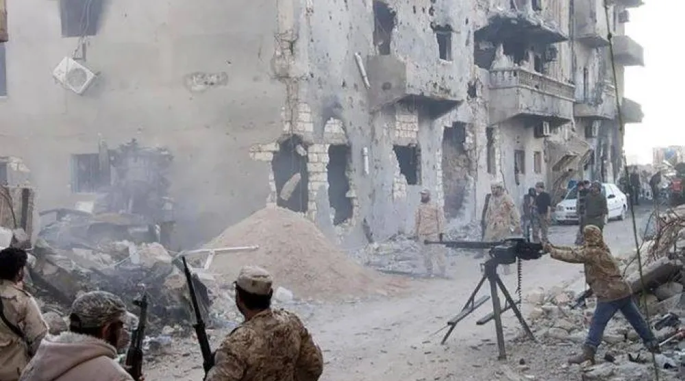 عناصر من «الجيش الوطني» الليبي أثناء مواجهات سابقة مع «مجلس شورى ثوار بنغازي» في شرق البلاد - 1 أبريل 2015 (أرشيفية من «رويترز»)