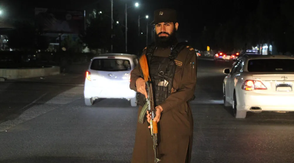 عناصر من أمن «طالبان» يقفون عند نقطة تفتيش على طريق في قندهار (أ.ف.ب)