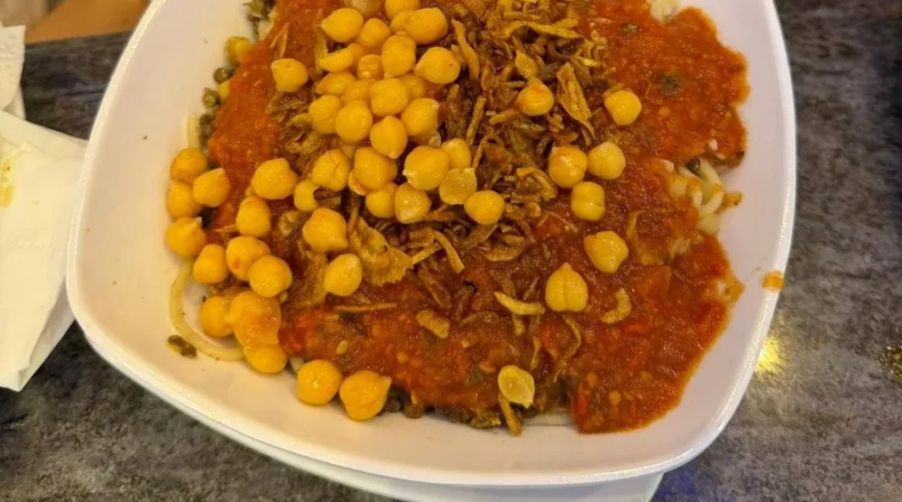 طبق الكشري تعرَّض لزيادات في الأسعار بسبب الحرب الإيرانية (مطعم أبو طارق في القاهرة)