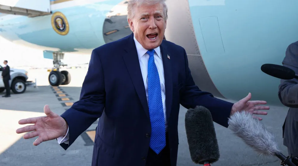 الرئيس الأميركي دونالد ترمب يتحدث إلى وسائل الإعلام قبل مغادرته ويست بالم بيتش في ولاية فلوريداعلى متن طائرة الرئاسة الأميركية... الولايات المتحدة 23 مارس 2026 (رويترز)
