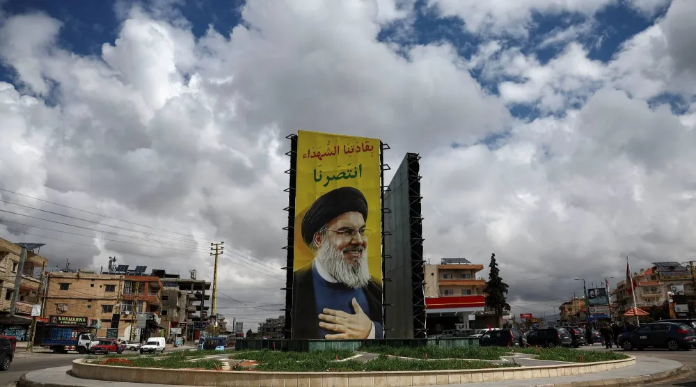 صورة عملاقة لأمين عام «حزب الله» السابق حسن نصر الله في بعلبك (رويترز)