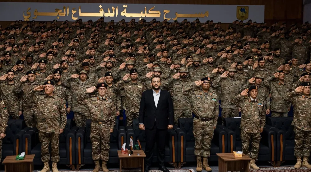 الزوبي وكيل وزارة الدفاع بـ«الوحدة» يتوسط جمع من قوات غرب ليبيا (وزارة الدفاع بغرب ليبيا)