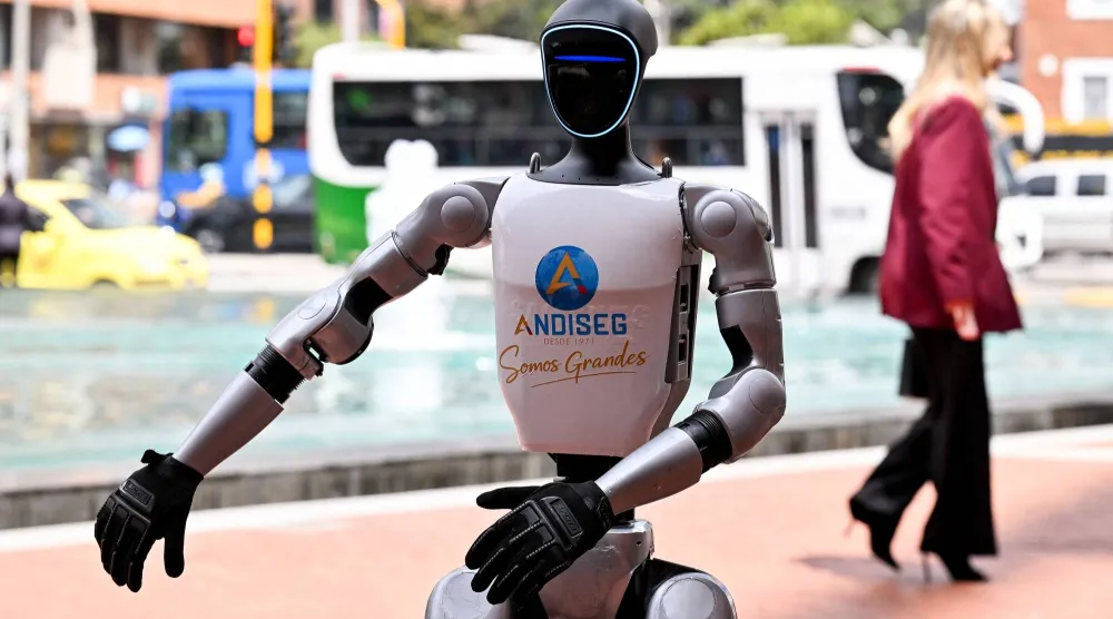 روبوت بشري يرقص خلال عرض في بوغوتا (أ.ف.ب)