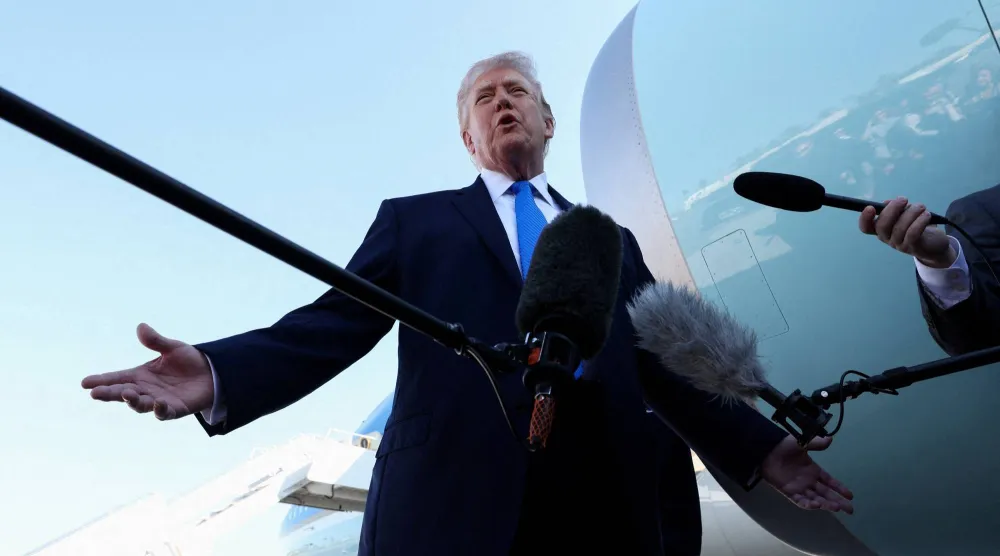 ترمب يتحدَّث إلى الإعلام عن مباحثات مع إيران قبل مغادرته على متن طائرة الرئاسة الأميركية في 23 مارس 2026 (رويترز)