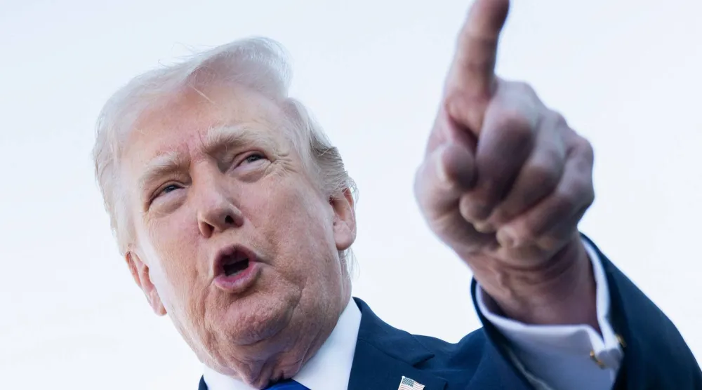 الرئيس الأميركي دونالد ترمب يتحدث للصحافيين قبل صعوده الطائرة الرئاسية في مطار بالم بيتش بفلوريدا الاثنين (أ.ف.ب)