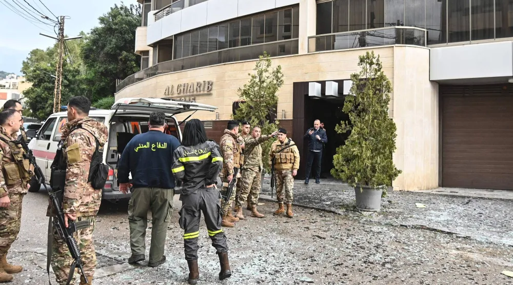 جنود لبنانيون في محيط المبنى الذي استهدف في منطقة الحازمية شرق بيروت حيث قتل شخص (أ.ف.ب)