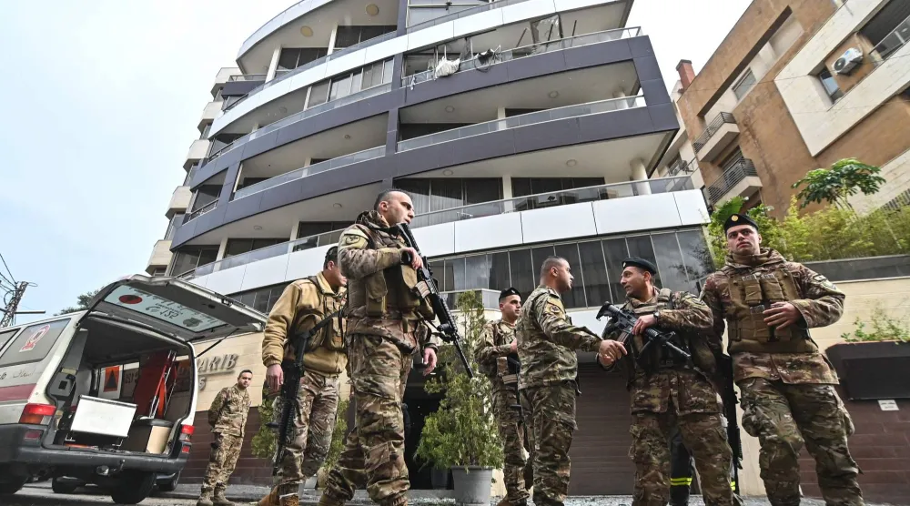 جنود لبنانيون يؤمّنون موقع تعرّض لغارة إسرائيلية استهدفت شقة في الحازمية، شرق بيروت 23 مارس 2026 (أ.ف.ب)
