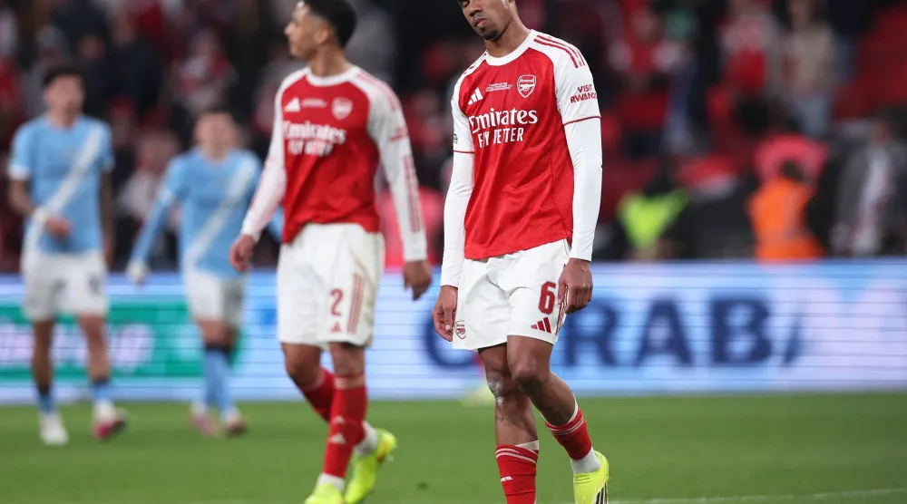 غابرييل ماغالايش مدافع آرسنال خارج معسكر البرازيل (رويترز)