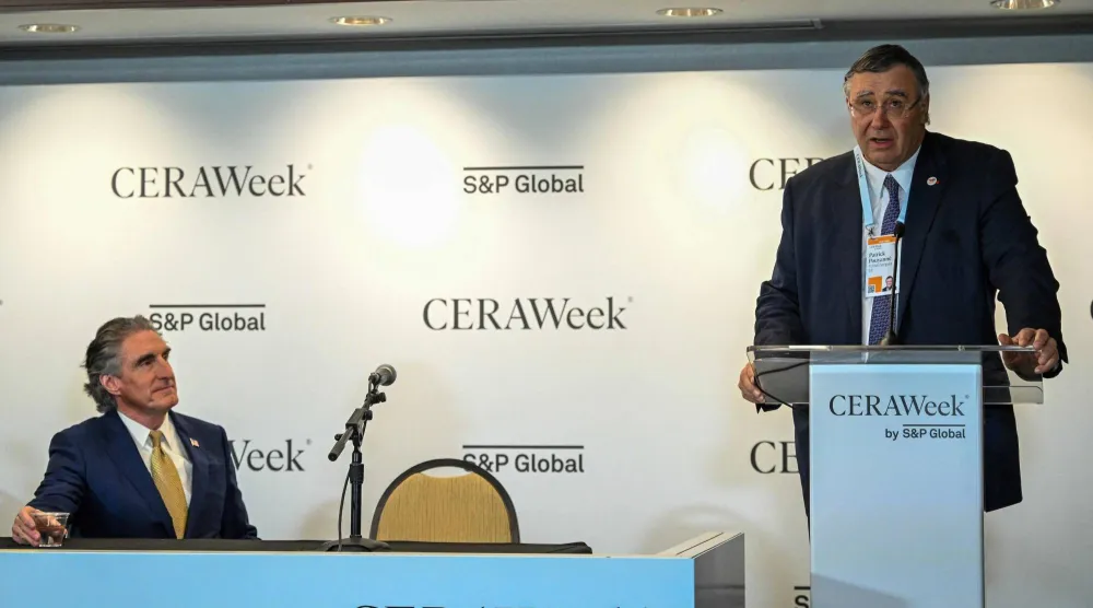 وزير الداخلية الأميركي دوغ بورغوم يستمع إلى الرئيس التنفيذي لشركة «توتال» متحدثاً في مؤتمر «سيراويك» (أ.ف.ب)