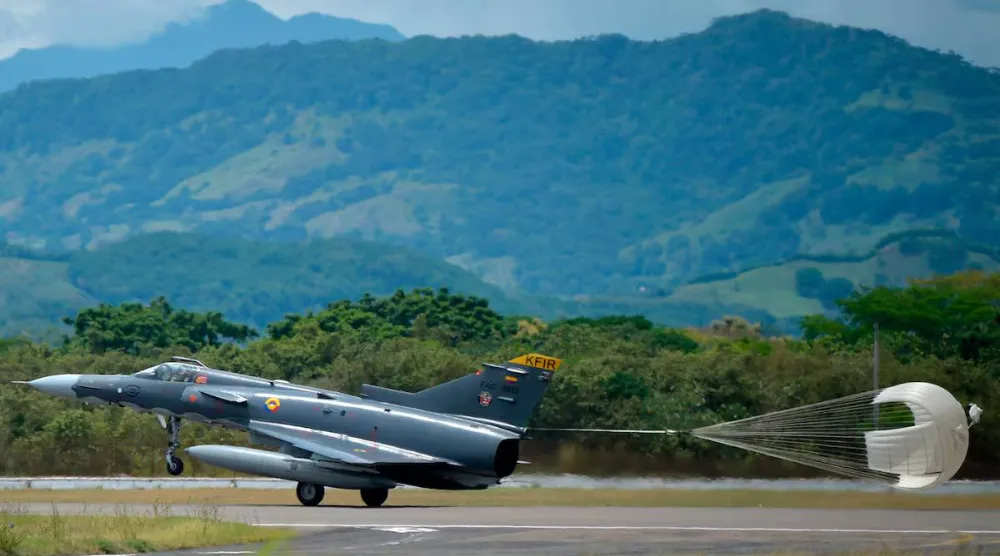 طائرة مقاتلة من طراز «كفير» تهبط بقاعدة «قيادة القوات الجوية» في بويرتو سالغار بكولومبيا يوم 20 يوليو 2020 (أ.ف.ب)