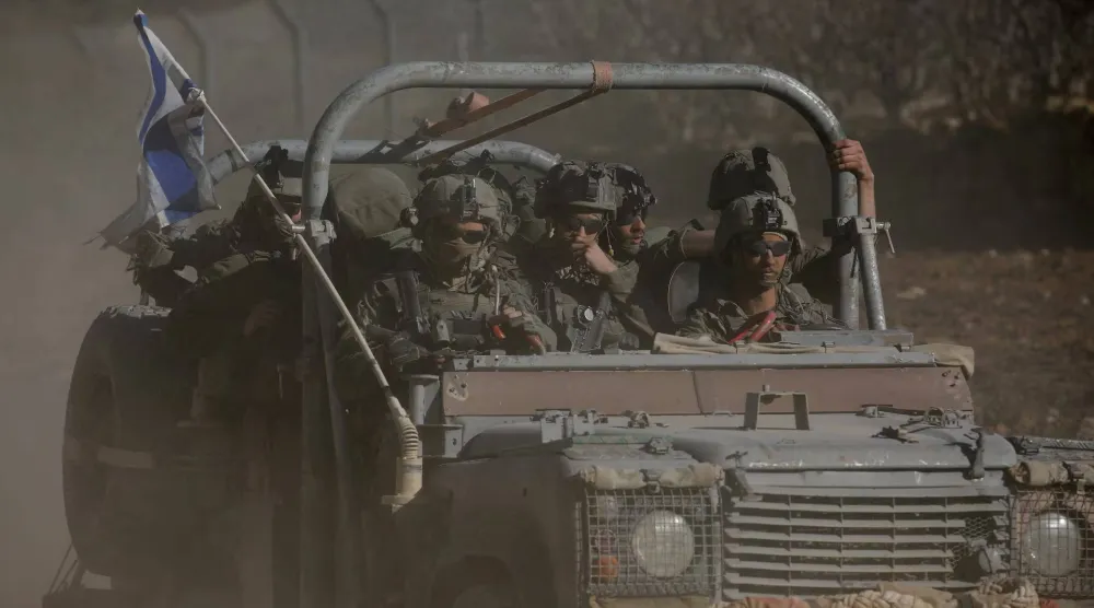 مركبة عسكرية إسرائيلية تسير على جانب مرتفعات الجولان في 18 ديسمبر 2024 (رويترز)