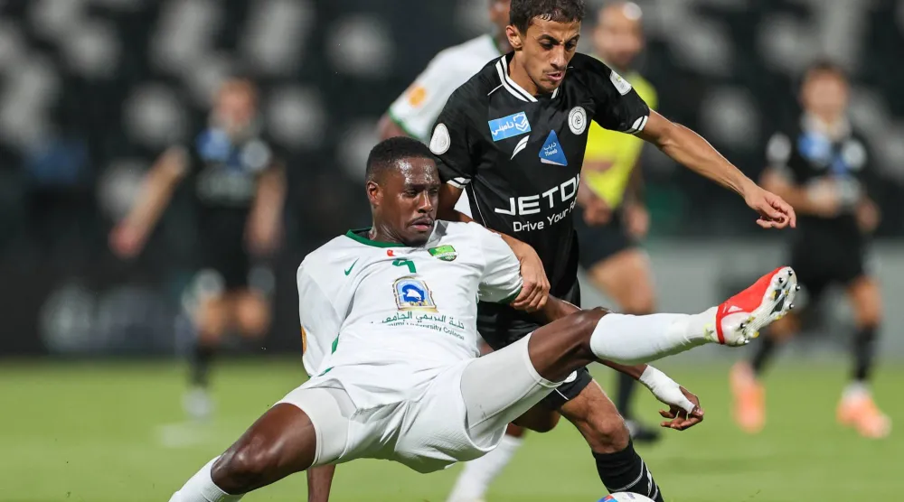 من مباراة الشباب والنهضة العماني في «دوري أبطال الخليج» (تصوير: سعد العنزي)