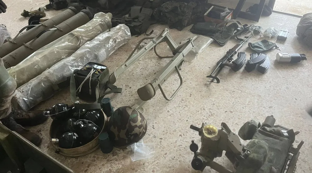 صورة نشرها المتحدث باسم الجيش الإسرائيلي أفيخاي أدرعي مساء الاثنين وقال إنها للأسلحة التي صادرها بعد استسلام عناصر «فرقة الرضوان»