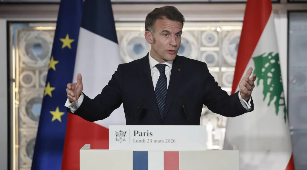 الرئيس الفرنسي إيمانويل ماكرون يلقي خطاباً خلال زيارته لمعرض «جبيل، مدينة لبنان الألفية»، في معهد العالم العربي في باريس 23 مارس 2026 (أ.ب)