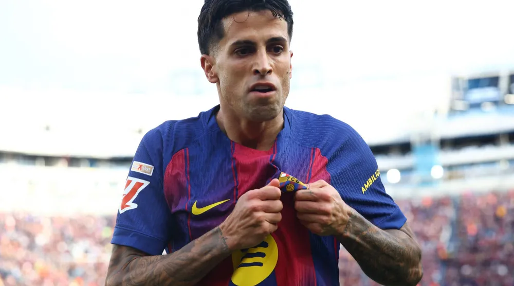 البرتغالي جواو كانسيلو لاعب الهلال المعار لبرشلونة (رويترز)