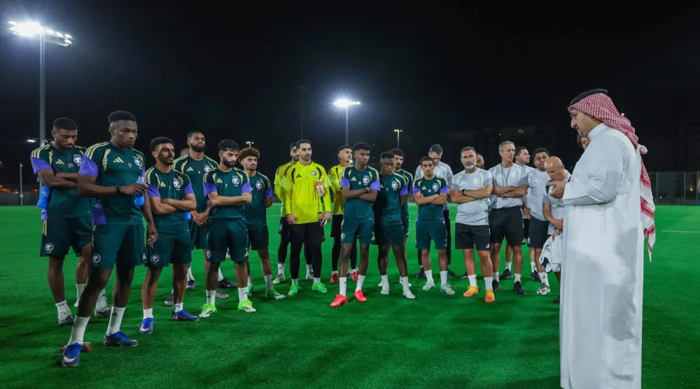 المسحل رئيس اتحاد الكرة يجتمع باللاعبين قب انطلاق معسكر جدة الحالي (المنتخب السعودي)