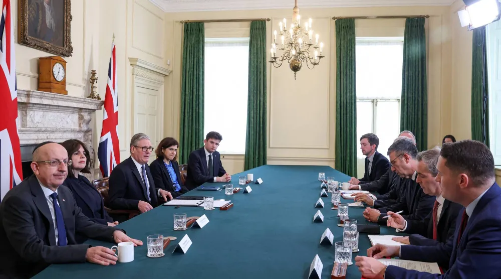 رئيس الوزراء البريطاني كير ستارمر خلال اجتماعه مع وزراء ورئيس «مجلس نواب اليهود البريطانيين» عقب إضرام النار في سيارات إسعاف تابعة لمنظمة يهودية في لندن الاثنين (رويترز)