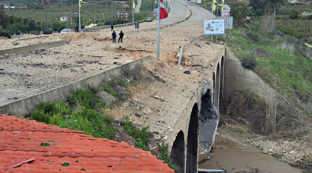 جسر القاسمية الذي يربط جنوب الليطاني بمدينة صور بعدما استهدفته إسرائيل بقصف صاروخي (إ.ب.أ)