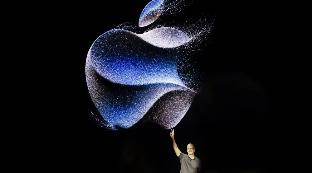 رئيس شركة «أبل» تيم كوك خلال أحد المؤتمرات السنوية للشركة (إ.ب.أ)