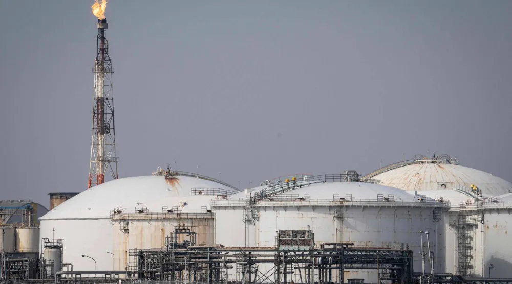 خزانات التخزين في مصفاة نفط في كاواساكي (أ.ف.ب)