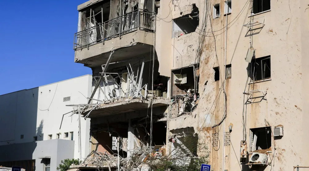 تضرر مبنى في وسط إسرائيل جراء هجوم صاروخي إيراني (رويترز)