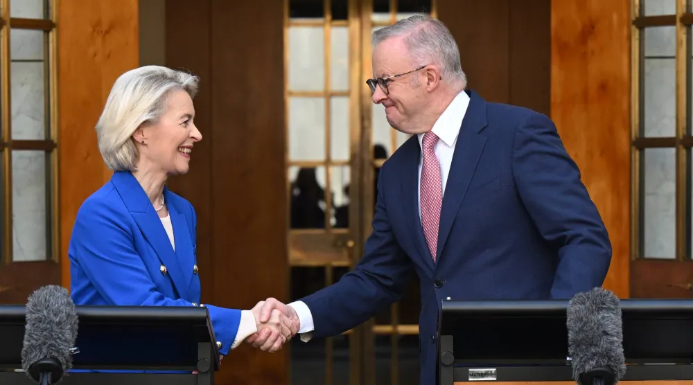 رئيس الوزراء الأسترالي أنطوني ألبانيز ورئيسة المفوضية الأوروبية أورسولا فون دير لاين خلال مؤتمر صحافي في البرلمان الأسترالي (إ.ب.أ)