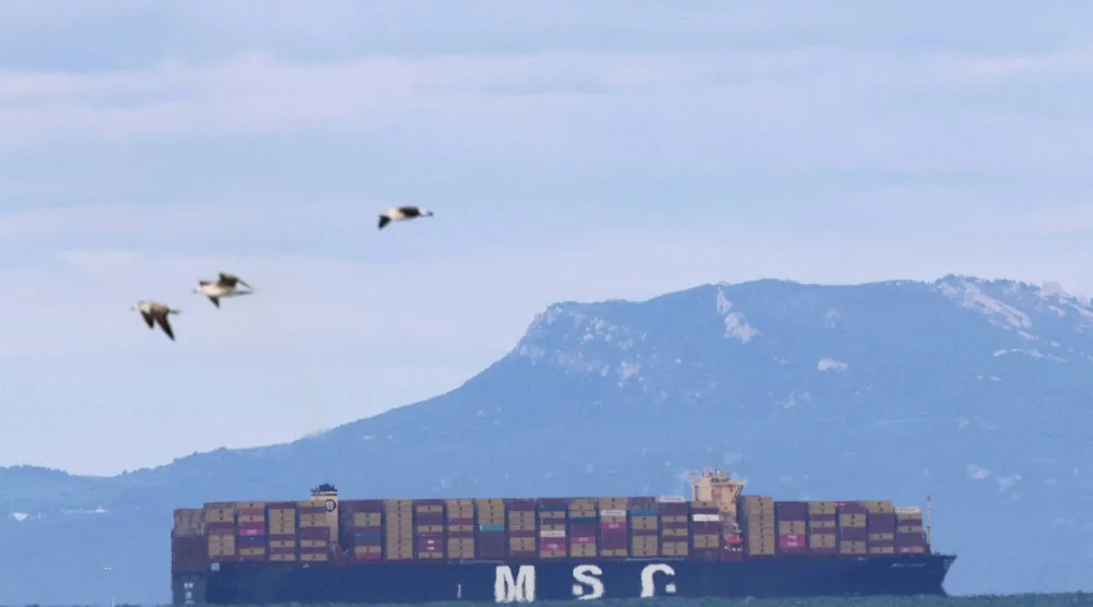 سفينة حاويات تعبر مضيق جبل طارق من المحيط الأطلسي إلى البحر الأبيض المتوسط بالقرب من الطرف الشمالي لميناء طنجة بالمغرب (أرشيفية - رويترز)