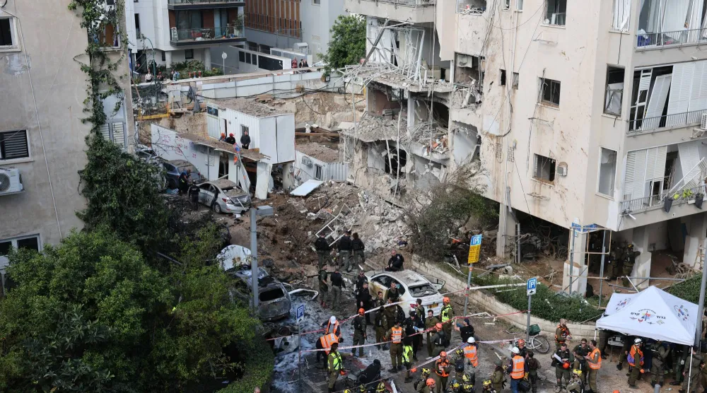 جانب من الدمار جراء الضربات الإيرانية على تل أبيب اليوم (إ.ب.أ)