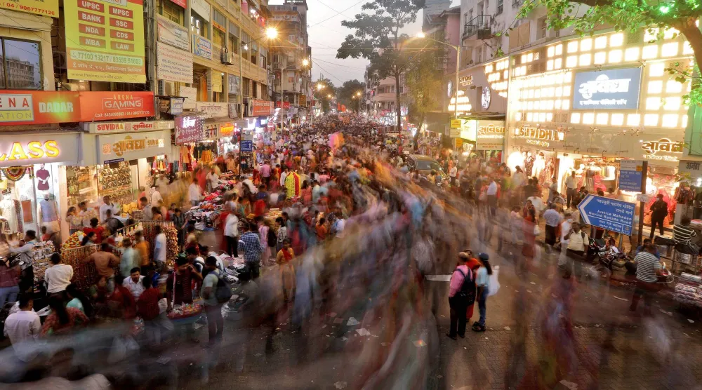 يتدافع المتسوقون استعداداً لمهرجان ديوالي الهندوسي في مومباي (أرشيفية - رويترز)