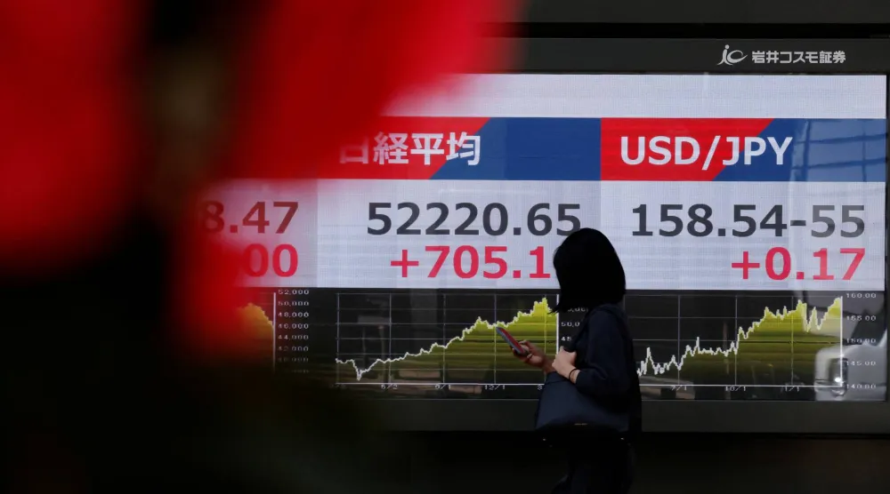 شاشة تعرض حركة الأسهم في وسط العاصمة اليابانية طوكيو (رويترز)