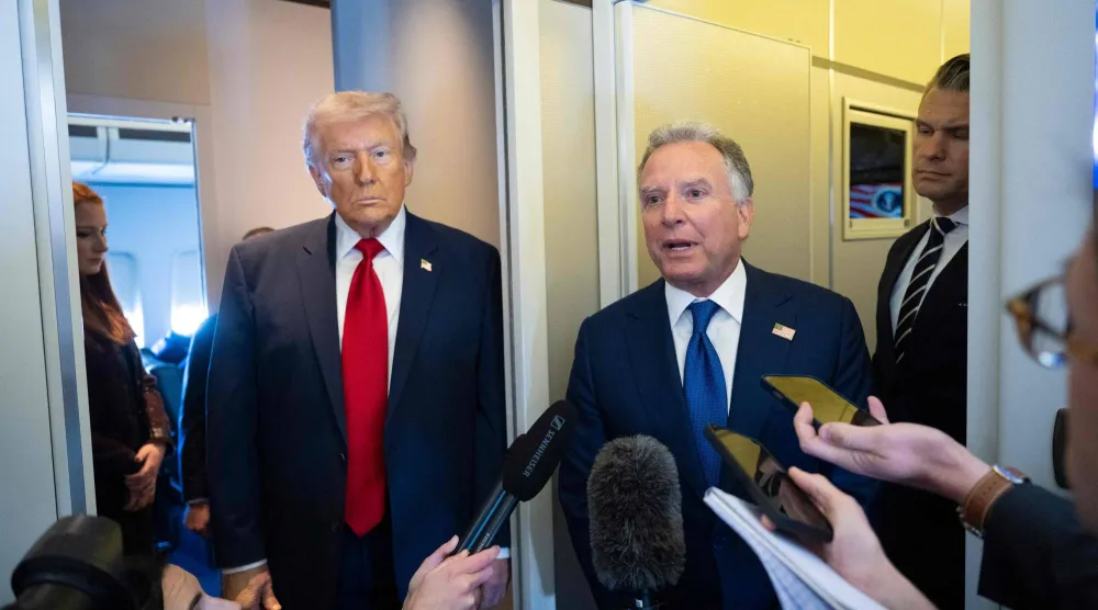 ترمب وويتكوف يتحدَّثان إلى وسائل الإعلام على متن طائرة الرئاسة في 7 مارس 2026 (أ.ف.ب)